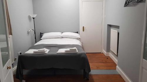 哈佛威斯特Puffin Place,Lloyd House的一间卧室配有一张床,上面有两条毛巾