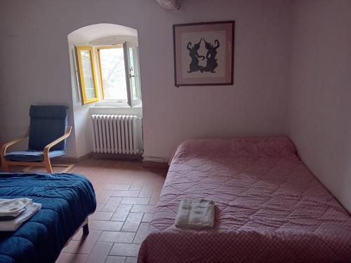 卡莱扎诺Agriturismo CasaMatta Azienda Agricola的卧室配有床、椅子和窗户。