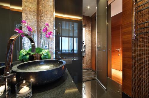 马德里马德里塔欧洲之星酒店的一间带水槽和大浴缸的浴室
