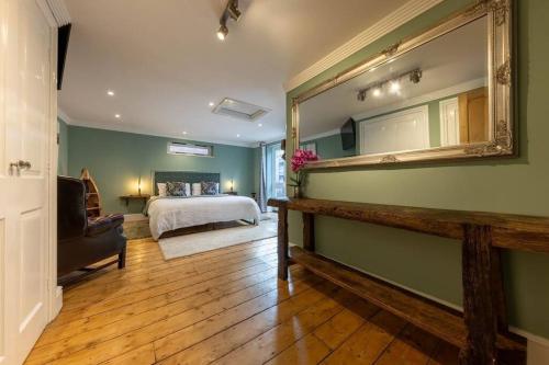 诺里奇58D Earlham Road的一间卧室配有一张床和一面大镜子
