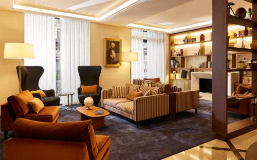 巴黎巴黎巴尔的摩之旅艾菲尔铁塔索菲特酒店的带沙发和壁炉的客厅