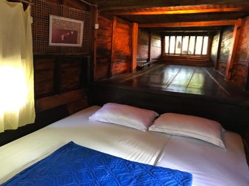 Ấp Tân Bình (1)Homestay Phong de Pêche的一张带两个枕头的床