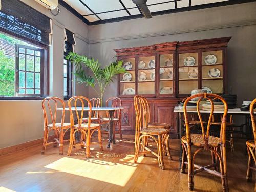 科伦坡Havelock Place Bungalow的一间带桌椅的用餐室