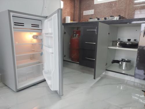 海得拉巴Deccan Stay的厨房设有开放式冰箱,门是敞开的。