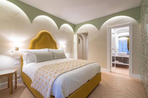 佛罗伦萨La Dimora del Mercante的一间带大床的卧室和一间浴室