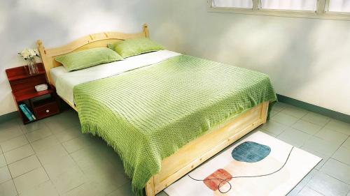维拉港Kerith Lodge的一间卧室配有一张带绿色棉被的床