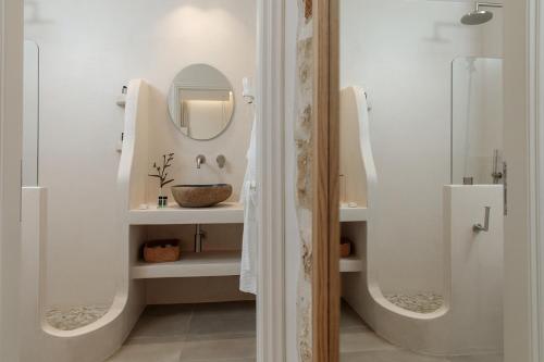 阿吉奥斯普罗科皮奥斯Proteas Hotel & Suites的浴室设有2个水槽和镜子