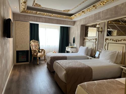 伊斯坦布尔布宇克哈米特酒店的酒店客房,配有两张床和椅子
