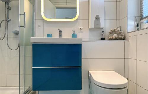 Lichtenberg2 Bedroom Stunning Home In Lichtenberg的一间带水槽、卫生间和镜子的浴室