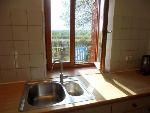 Saint-Julien-la-GenèteHoliday home in Saint-Julien-La-Genête的厨房水槽,享有窗户的景色