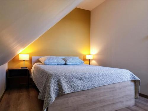 圣拉里苏朗La grange du hameau的一间卧室配有一张带两盏灯的床。