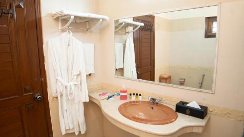 卡拉奇Orchid Inn by WI Hotels的一间带水槽和大镜子的浴室