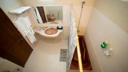 卡拉奇Orchid Inn by WI Hotels的一间带水槽和镜子的小浴室