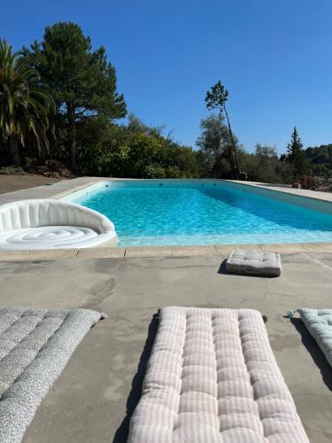 格拉斯Maison individuelle avec piscine à Grasse的前面设有2张床垫的大型游泳池