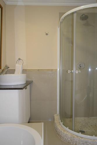 SandtonLonehill - Standard 2 Guest Studio Suite 2的带淋浴和盥洗盆的浴室