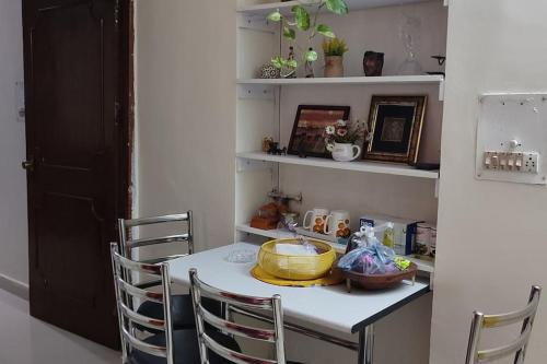 新德里La Floraison - Solo/Couple-Hauz khas/AIIMS/IIT的厨房配有桌椅和碗