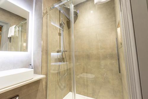 爱丁堡MONO Suites NEW TOWN的带淋浴和盥洗盆的浴室