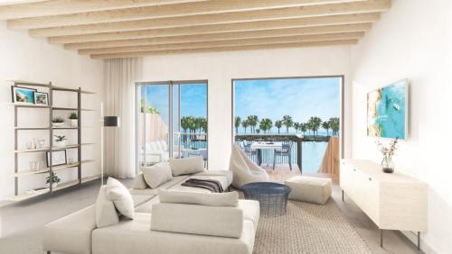 Long Bay HillsSouth Bank的客厅配有白色家具,享有海景。