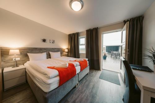 海拉沃斯酒店 的酒店客房设有一张床和一个大窗户