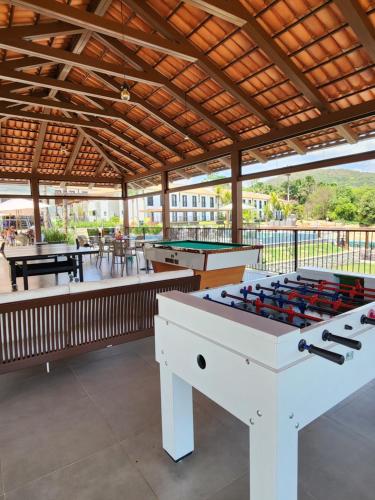 皮雷诺波利斯Flat da Mata - Resort Quinta Santa Bárbara的庭院设有2张乒乓球桌和台球桌
