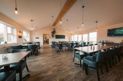 海拉沃斯酒店 的用餐室设有桌椅和窗户。