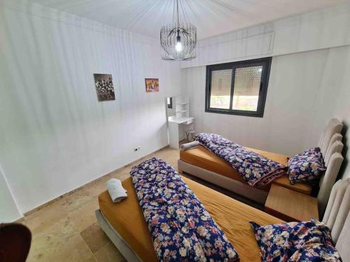 马拉喀什Superbe appartement lumineux的客厅配有两张沙发和枕头