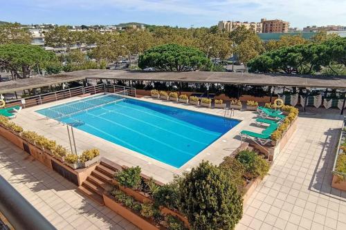普拉加德阿罗Apartamento céntrico Playa de Aro con piscina.的享有酒店游泳池的顶部景色
