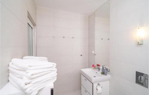 察夫塔特Sunny Hill Cavtat的白色的浴室设有水槽、卫生间和毛巾。