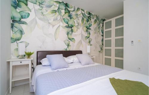 察夫塔特Sunny Hill Cavtat的一间卧室设有一张床和花卉墙