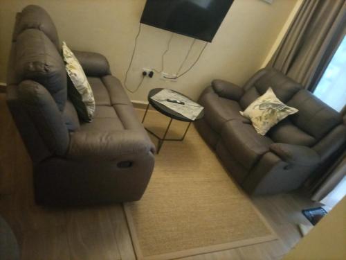 NarokNyatana suite (Fully furnished apartments)的客厅配有两张沙发和一张桌子