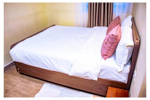 NarokNyatana suite (Fully furnished apartments)的一张带白色床单的床和两个枕头