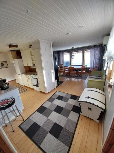 RottnerosGula huset的带沙发和桌子的客厅以及厨房。