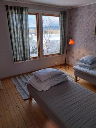 RottnerosGula huset的一间卧室设有一张床和一个大窗户