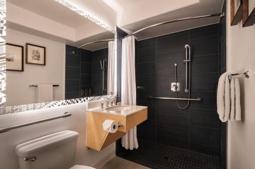 卡帕阿Sheraton Kauai Coconut Beach Resort的浴室配有卫生间、盥洗盆和淋浴。