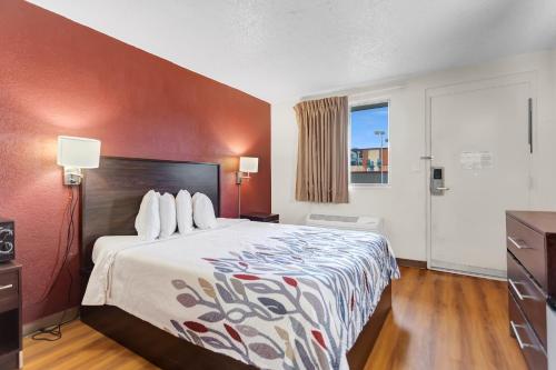 圣安东尼奥Qubed San Antonio的酒店客房设有床和窗户。