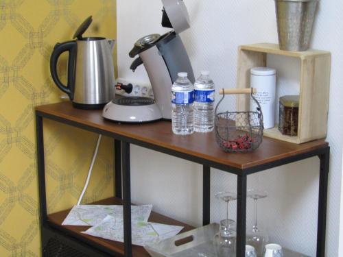 博韦奥涅杜提尔住宿加早餐旅馆的一个带搅拌机的架子和其他物品