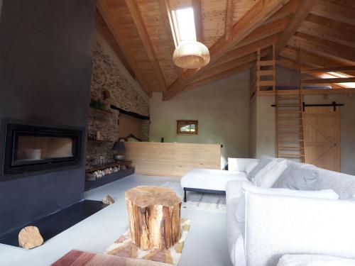 BurgEspectacular Chalet de Montaña Pirineos, Burg的客厅设有白色沙发和木制天花板