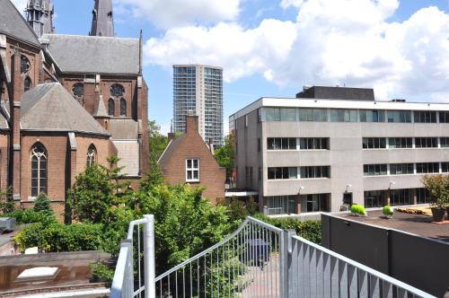 埃因霍温De Eindhovenaar City Apartments的享有老城区和建筑的景色