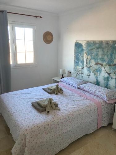 卡勒达德福斯特Las Arenas caleta de fuste的一间卧室配有带毛巾的床