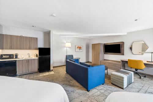 拉米萨Holiday Inn Express La Mesa Near SDSU, an IHG Hotel的酒店客房带一张床和一个厨房