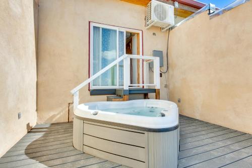 El PradoLa Colina El Prado Condo with Hot Tub, Deck and Views的浴缸位于窗户前