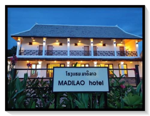 琅勃拉邦Madilao Hotel的马拉维酒店前的标志