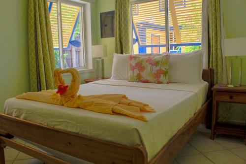珀拉什奇亚Casa Palma Placencia的一间卧室配有一张带天鹅的床