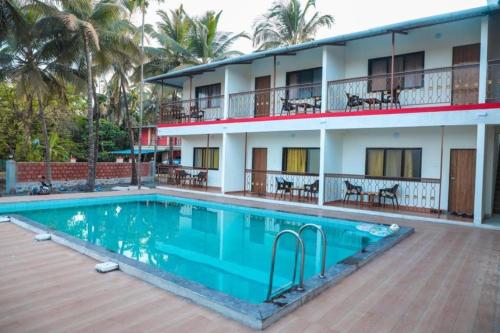 纳加奥恩Mokalbaug Beach Resort的大楼前设有游泳池的酒店