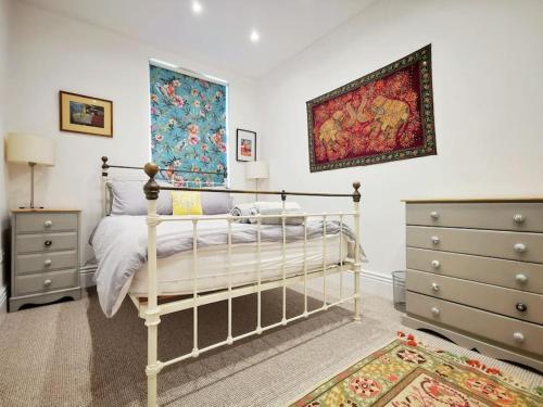 圣伦纳兹Gensing Lodge - A Beautiful Artistic Maisonette的一间卧室配有床和2个梳妆台