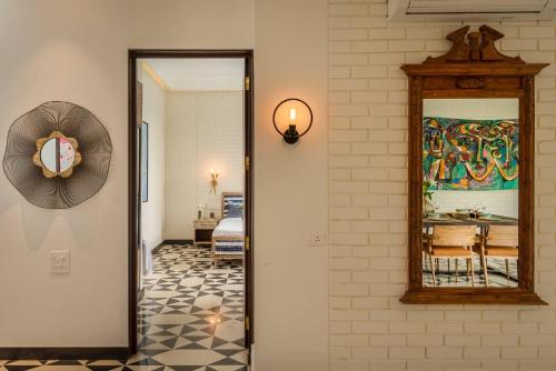 安君纳La Viola Estate的走廊上设有镜子和房间