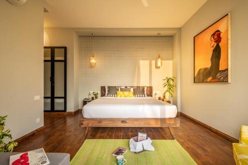 安君纳La Viola Estate的卧室配有一张白色的大床,铺有木地板