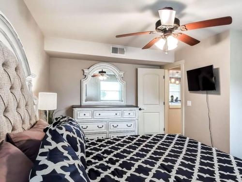 堪萨斯城Amazing Locale 2KingBR 1BTH的一间卧室配有一张床和吊扇