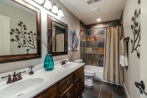 堪萨斯城Amazing Locale 2KingBR 1BTH的一间带水槽、卫生间和镜子的浴室