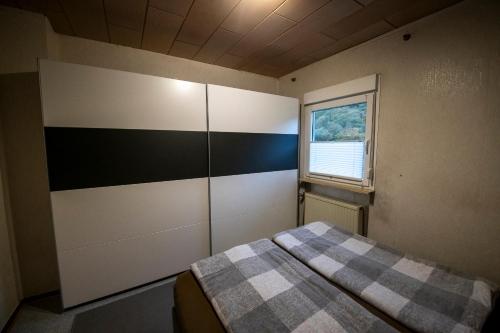 阿尔特纳Schöne Ferienwohnung in ruhiger Lage的一间卧室设有一张床和一个窗口